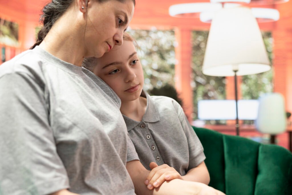 Mother and adolescent reconciliating during therapy session